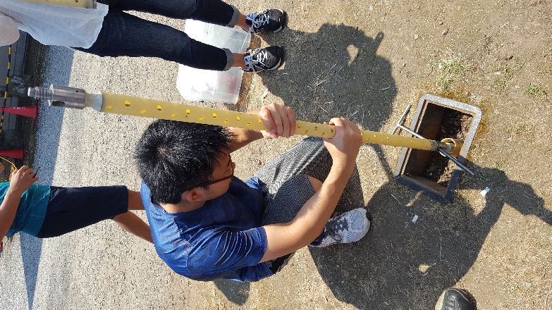 観測井戸に内管を挿入